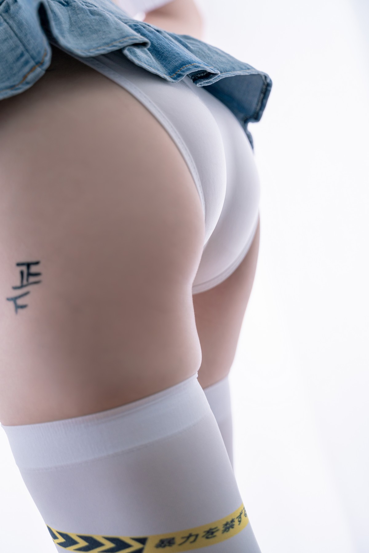 xgyw.top_可爱人气Coser面饼仙儿短校服胶带主题教室里性感超短服饰配白丝袜诱惑写真32P