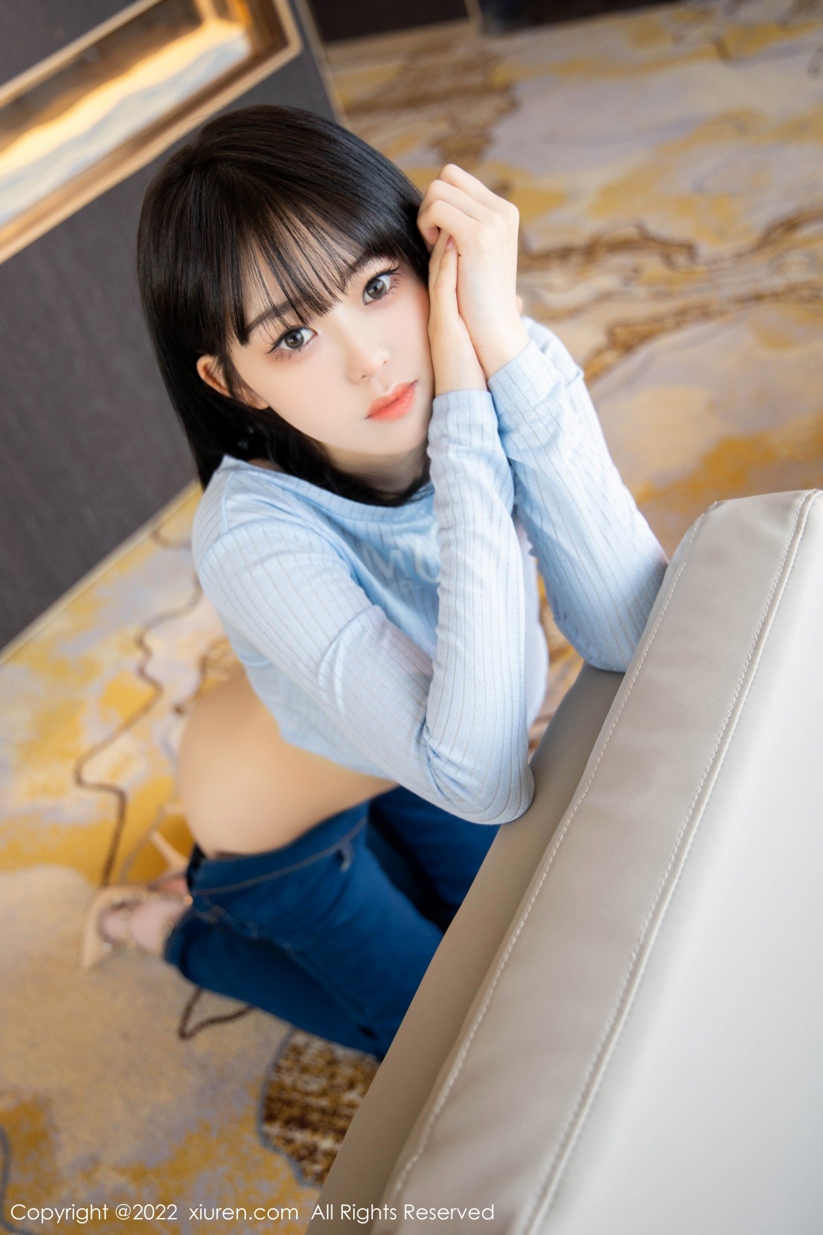 xgyw.top_XiuRen第4584期_模特奶瓶蓝色外套配牛仔裤私房半脱秀浑圆翘臀极致诱惑写真94P