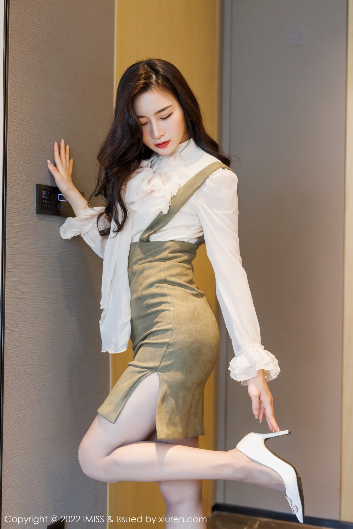 xgyw.top_[IMISS爱蜜社]Vol.664_气质美女Vanessa脱典雅白色服饰露蕾丝内衣原色丝袜诱惑写真71P