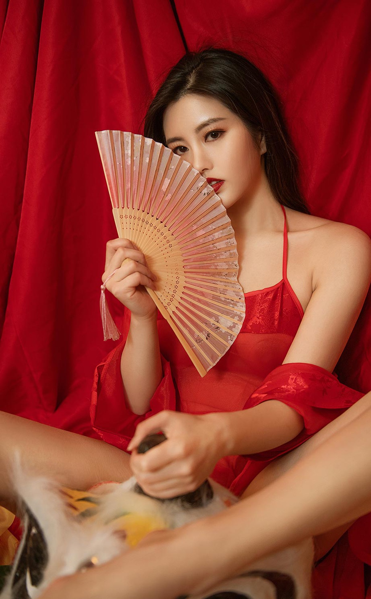 xgyw.top_[Ugirls爱尤物]No.2270_模特娜露私房古典喜庆服饰半脱露性感肚兜秀完美身材诱惑写真35P