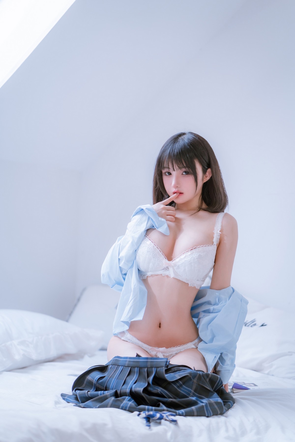 xgyw.top_网络美女桜井宁宁JK之居家主题私房床上半脱露性感白色蕾丝内衣丰满诱惑写真66P