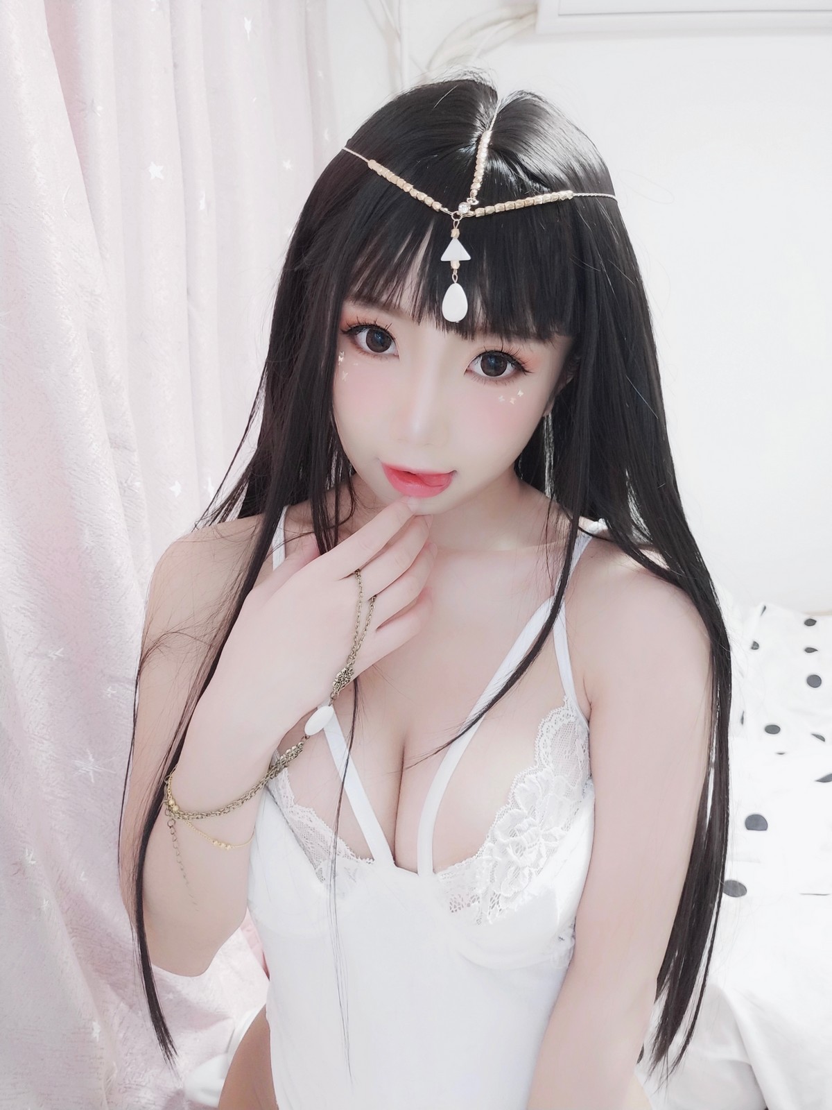 xgyw.top_白嫩美少女鬼畜瑶在不在白色埃及瑶主题私房性感白色蕾丝吊带配蕾丝袜诱惑写真45P