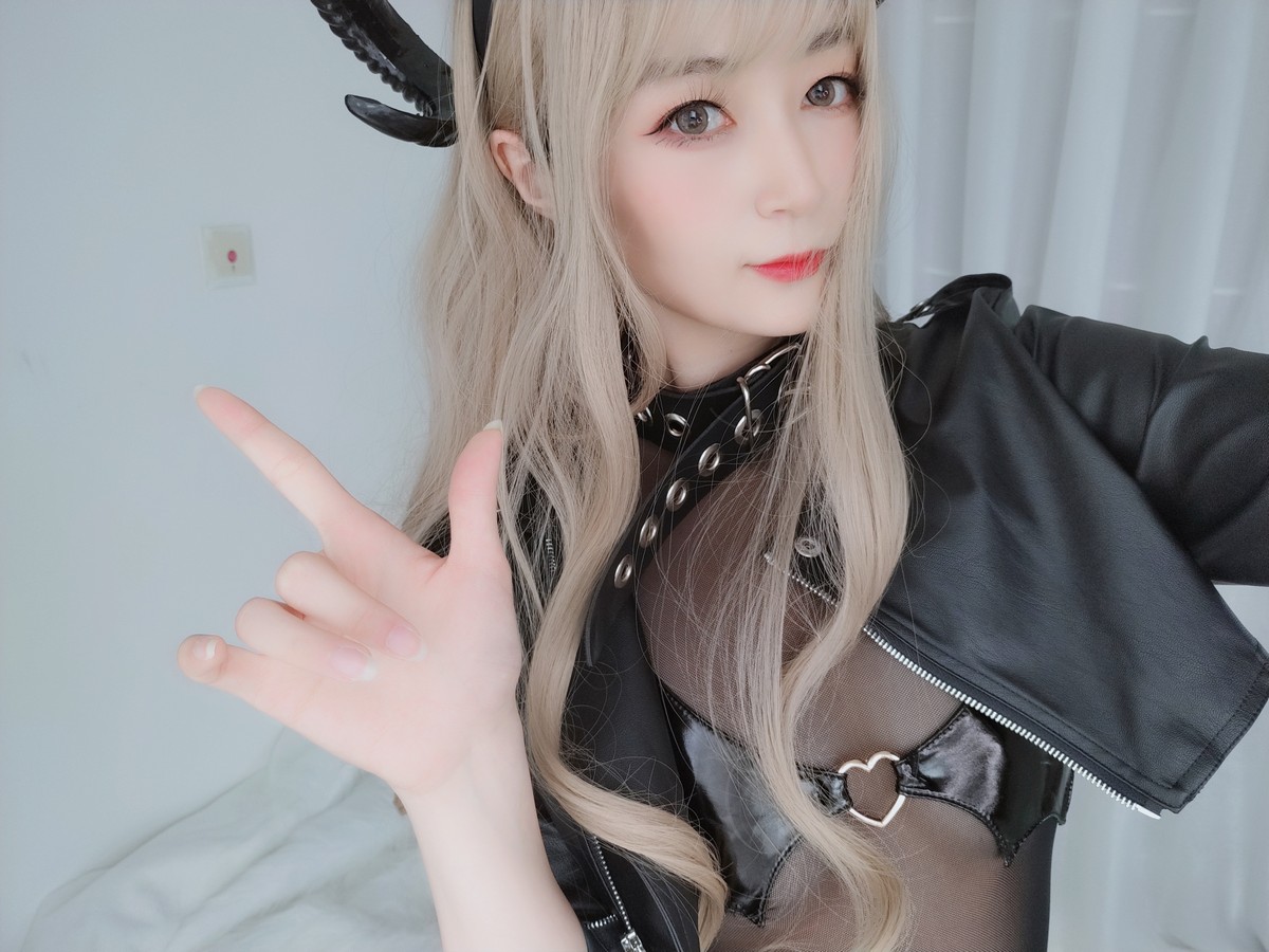 xgyw.top_Coser小姐姐白银皮衣小恶魔主题私房黑色皮质外衣露薄透连体衣秀翘臀诱惑写真84P