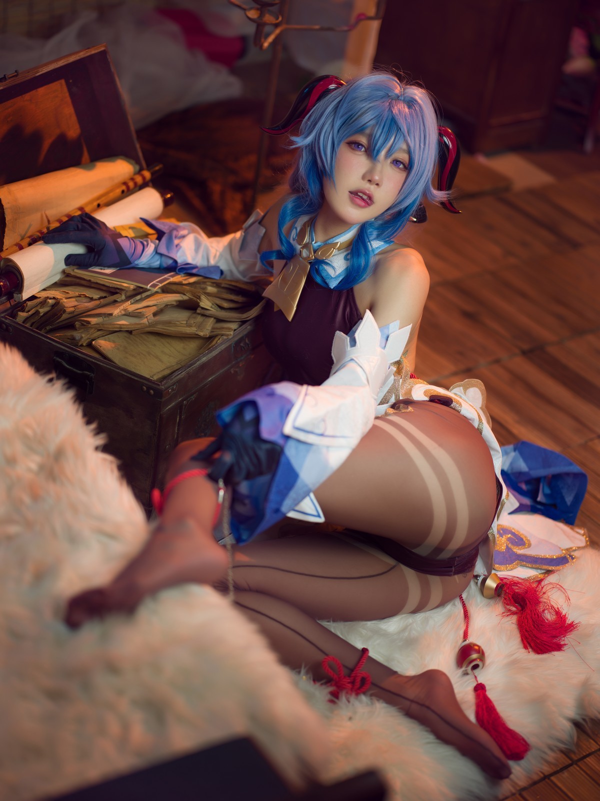 xgyw.top_动漫博主阿包也是兔娘原神甘雨主题私房性感露背服饰配黑丝裤袜撩人诱惑写真30P
