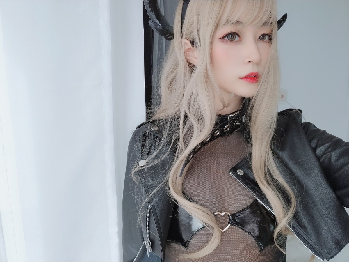xgyw.top_Coser小姐姐白银皮衣小恶魔主题私房黑色皮质外衣露薄透连体衣秀翘臀诱惑写真84P