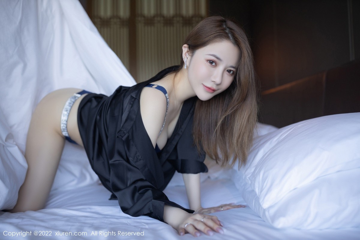 xgyw.top_XiuRen第4573期_模特鱼子酱Fish三亚旅拍性感黑色长T配黑丝吊袜极致魅惑写真75P