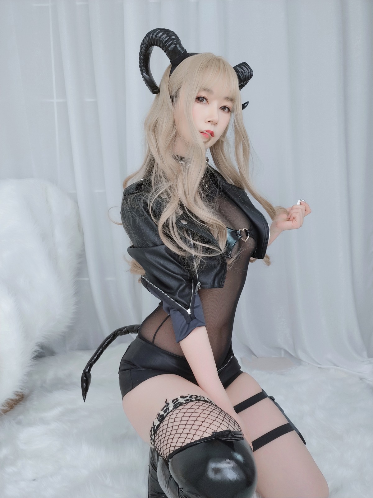 xgyw.top_Coser小姐姐白银皮衣小恶魔主题私房黑色皮质外衣露薄透连体衣秀翘臀诱惑写真84P
