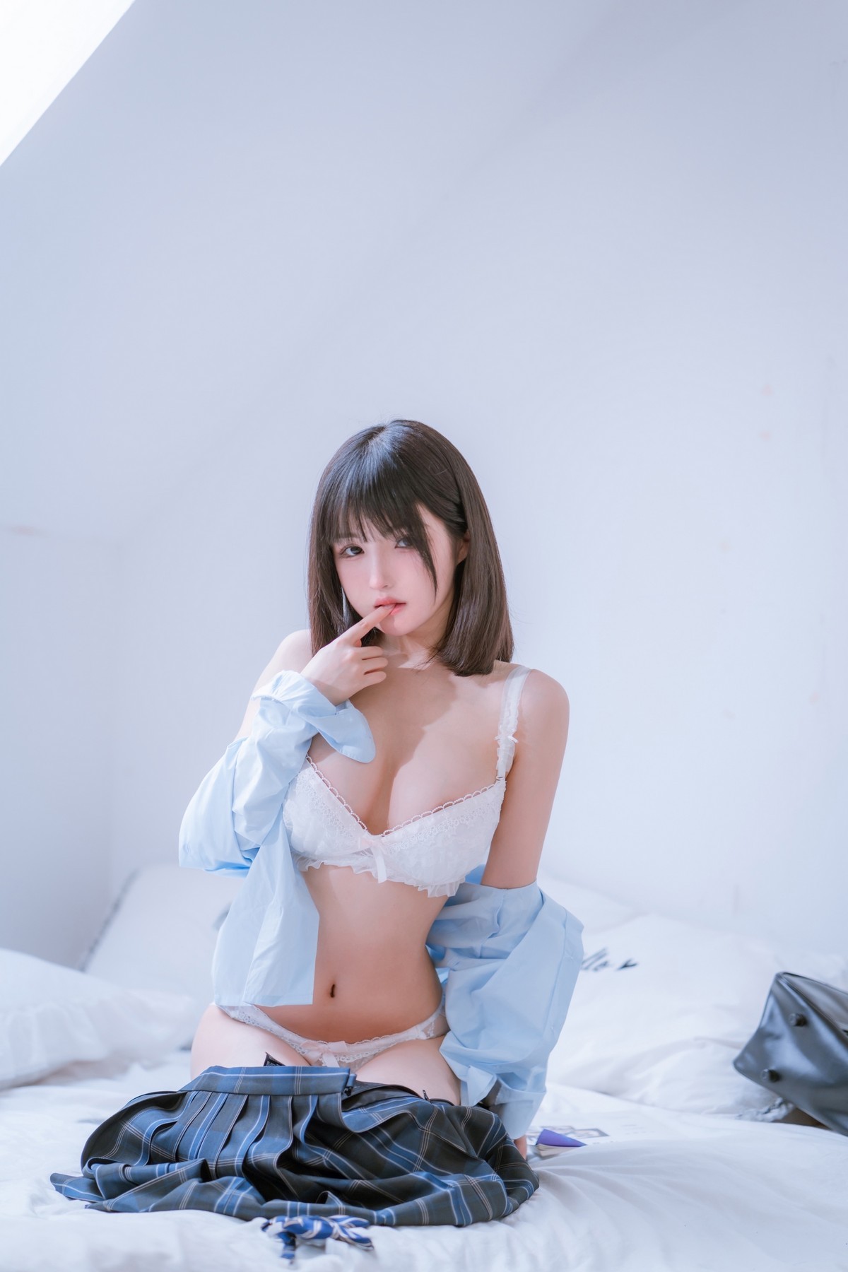 xgyw.top_网络美女桜井宁宁JK之居家主题私房床上半脱露性感白色蕾丝内衣丰满诱惑写真66P