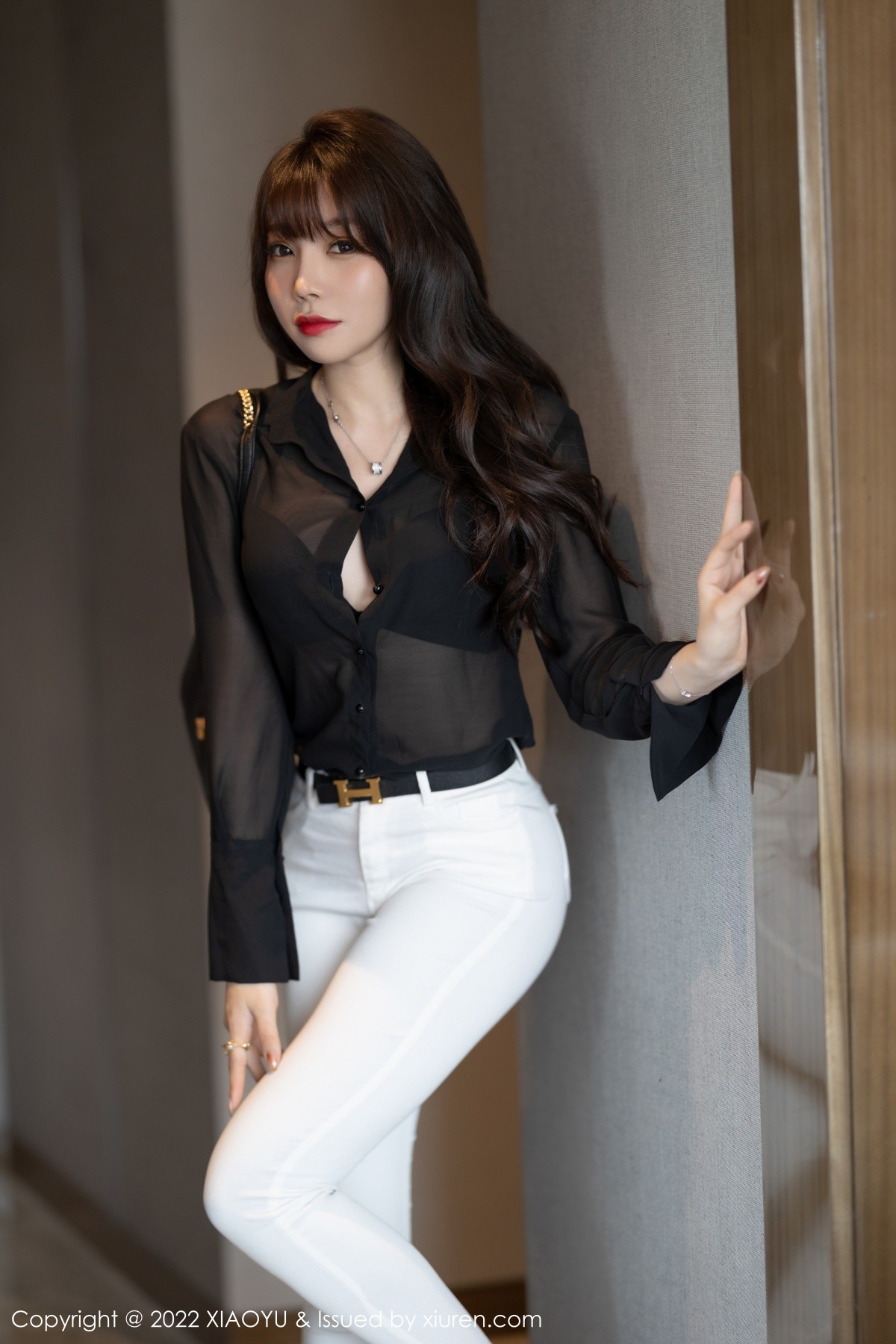 xgyw.top_[XiaoYu画语界]Vol.715_女神芝芝Booty黑色长袖T配白色长裤半脱露性感内衣完美诱惑写真73P
