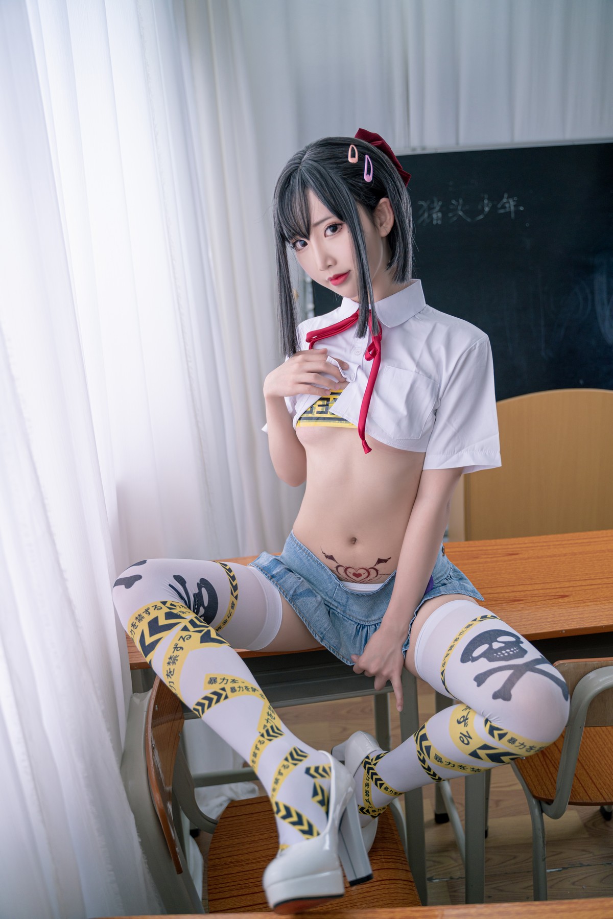 xgyw.top_可爱人气Coser面饼仙儿短校服胶带主题教室里性感超短服饰配白丝袜诱惑写真32P