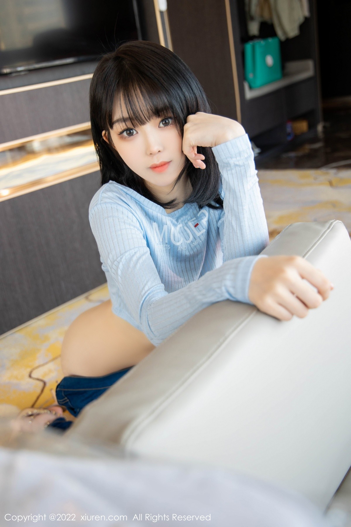 xgyw.top_XiuRen第4584期_模特奶瓶蓝色外套配牛仔裤私房半脱秀浑圆翘臀极致诱惑写真94P