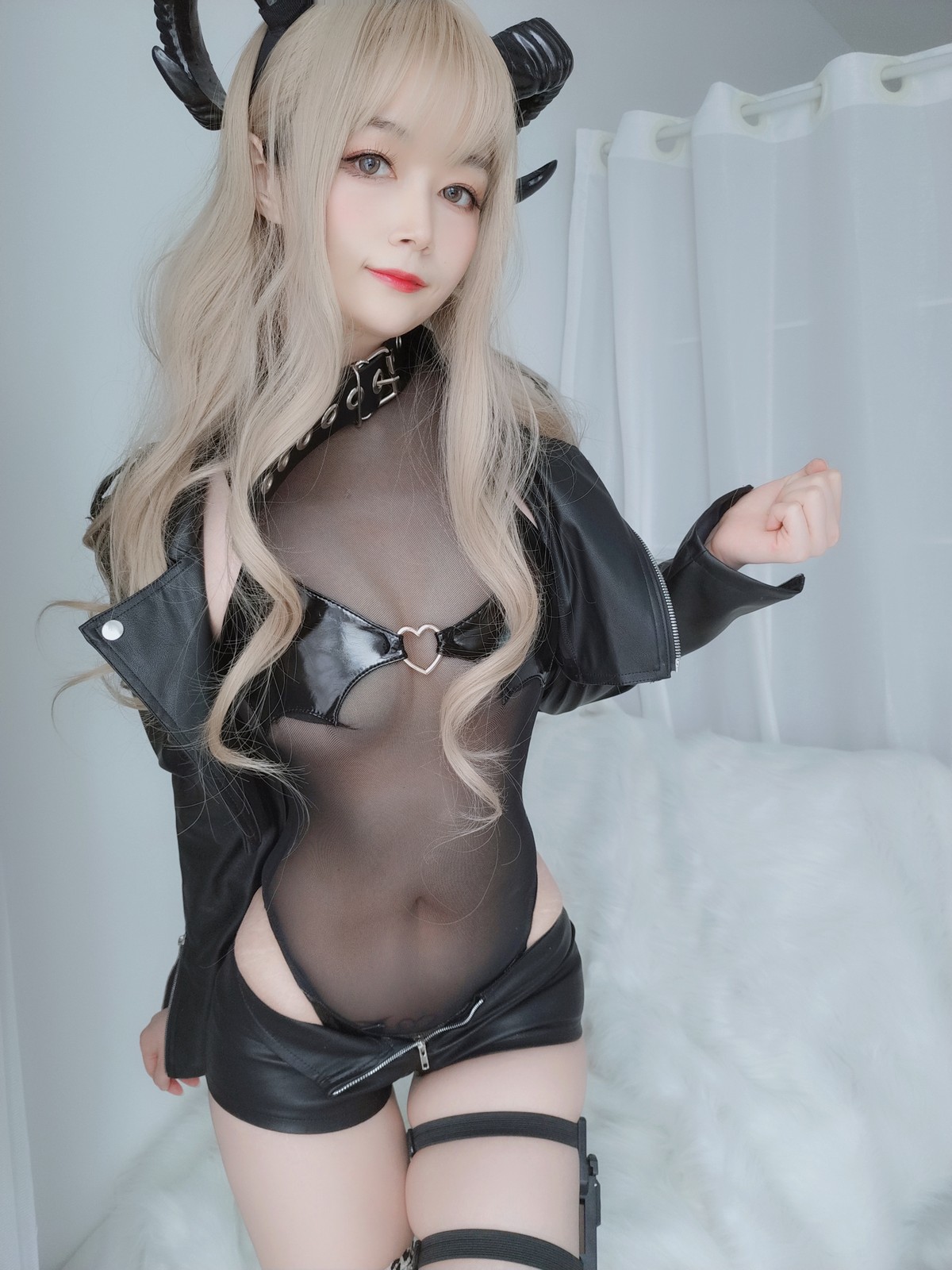 xgyw.top_Coser小姐姐白银皮衣小恶魔主题私房黑色皮质外衣露薄透连体衣秀翘臀诱惑写真84P