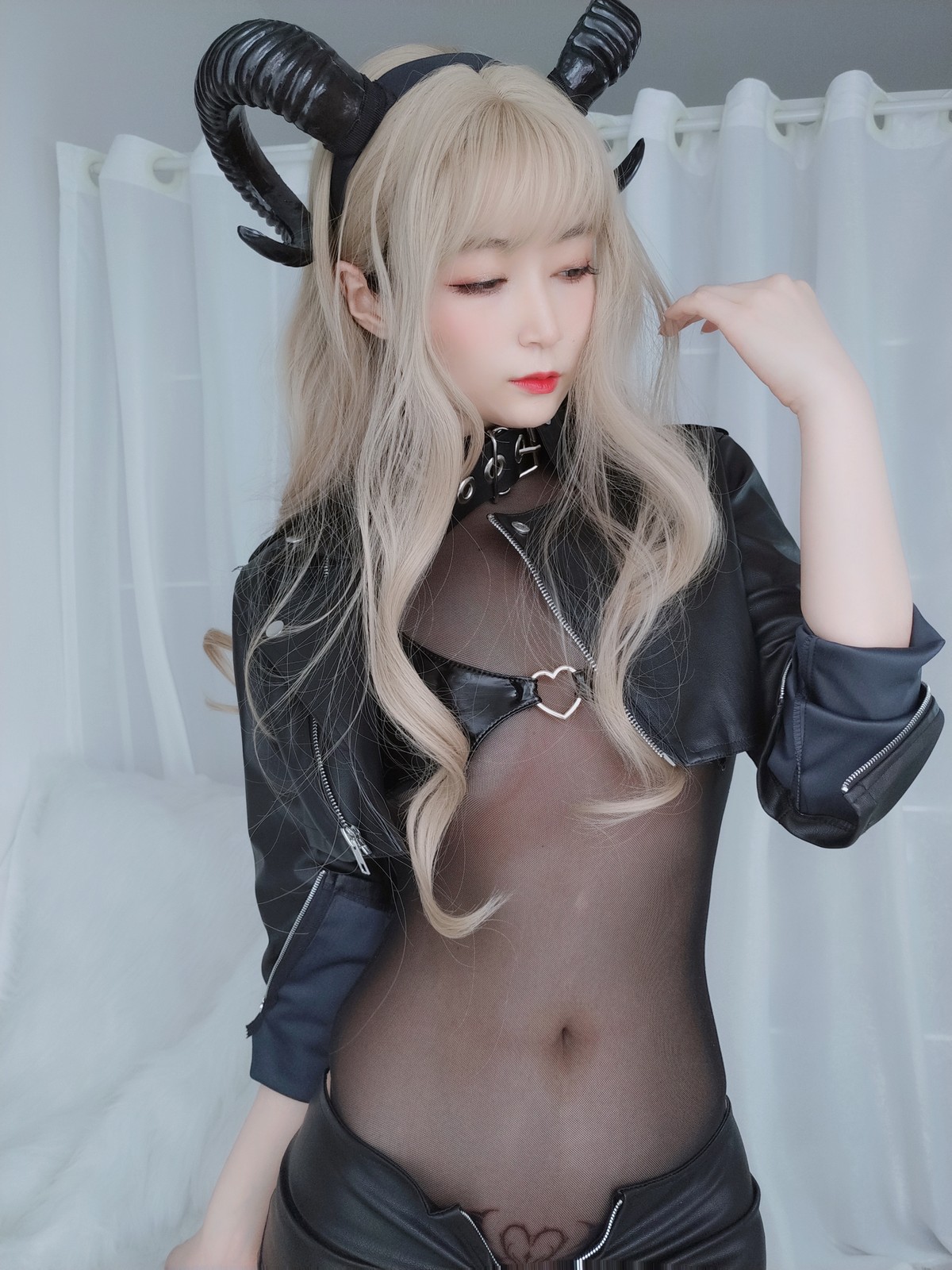 xgyw.top_Coser小姐姐白银皮衣小恶魔主题私房黑色皮质外衣露薄透连体衣秀翘臀诱惑写真84P