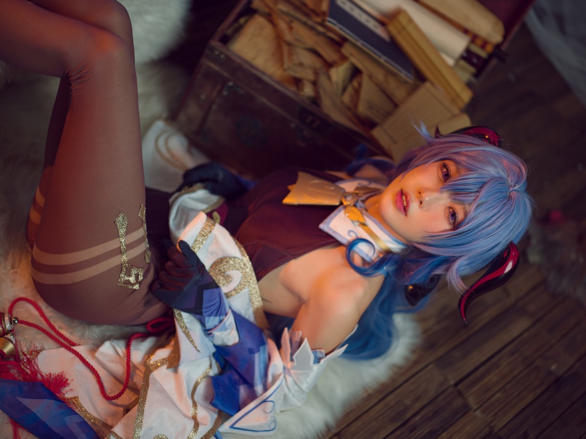 xgyw.top_动漫博主阿包也是兔娘原神甘雨主题私房性感露背服饰配黑丝裤袜撩人诱惑写真30P