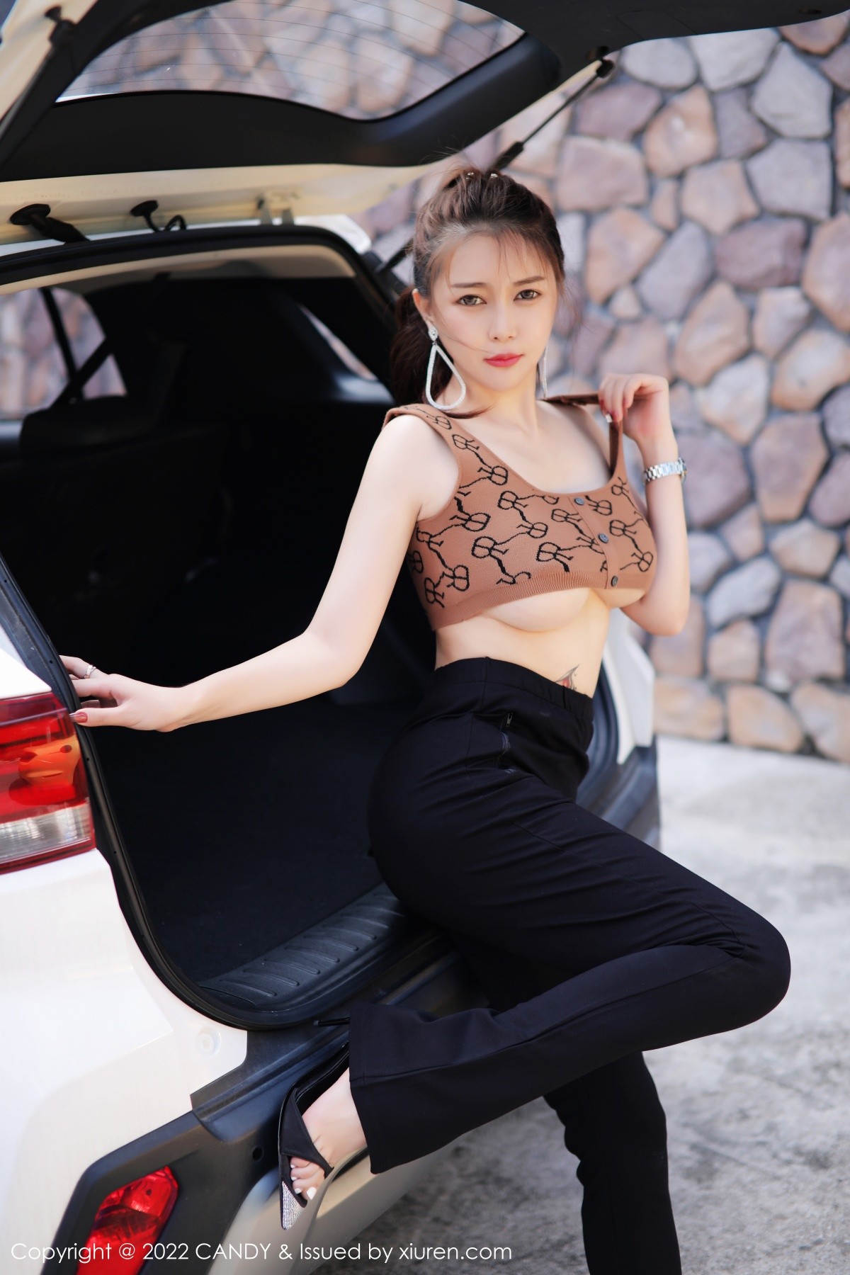 xgyw.top_[Candy网红馆]Vol.085_模特凯竹姐姐户外汽车女郎半脱秀丰腴多姿身材迷人诱惑写真50P
