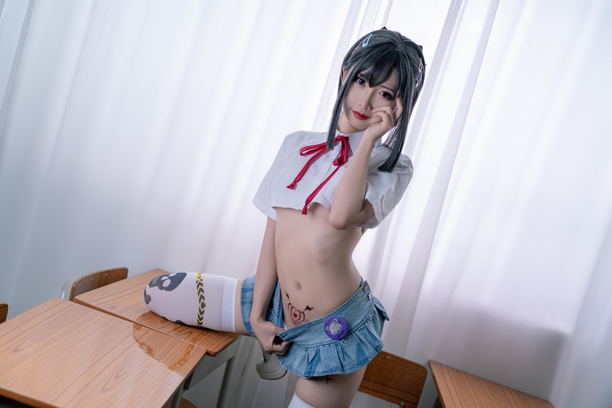 xgyw.top_可爱人气Coser面饼仙儿短校服胶带主题教室里性感超短服饰配白丝袜诱惑写真32P