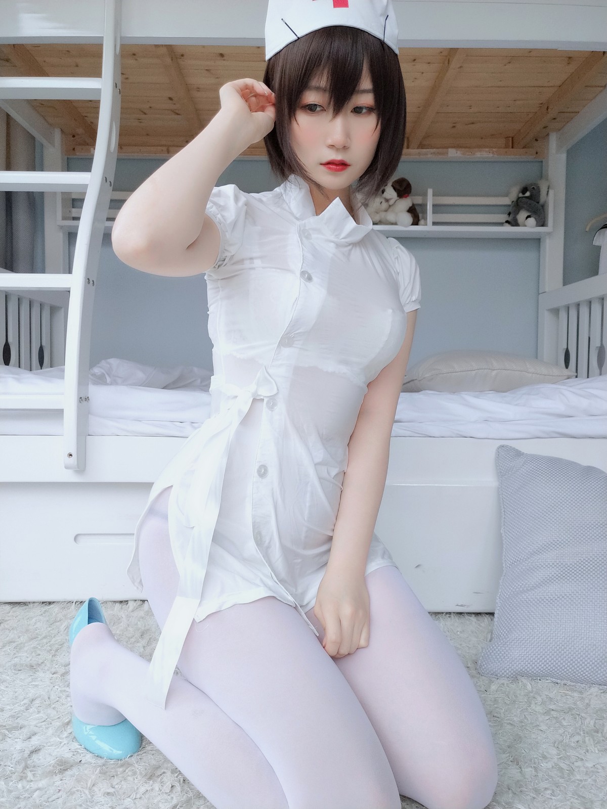 xgyw.top_Coser小姐姐白银白丝小护士主题私房薄透护士装配白丝裤袜秀丰满身材诱惑写真51P