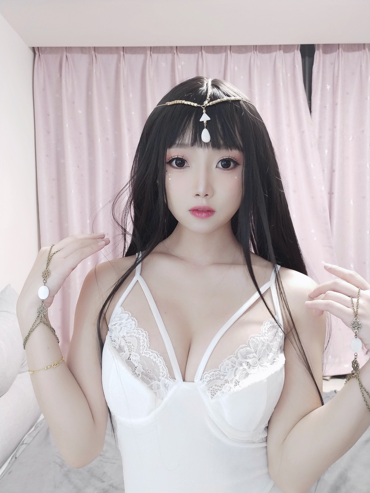 xgyw.top_白嫩美少女鬼畜瑶在不在白色埃及瑶主题私房性感白色蕾丝吊带配蕾丝袜诱惑写真45P