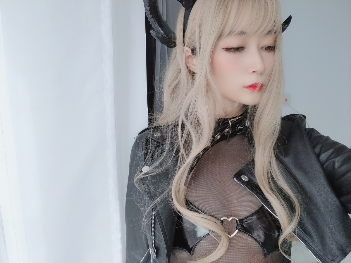 xgyw.top_Coser小姐姐白银皮衣小恶魔主题私房黑色皮质外衣露薄透连体衣秀翘臀诱惑写真84P