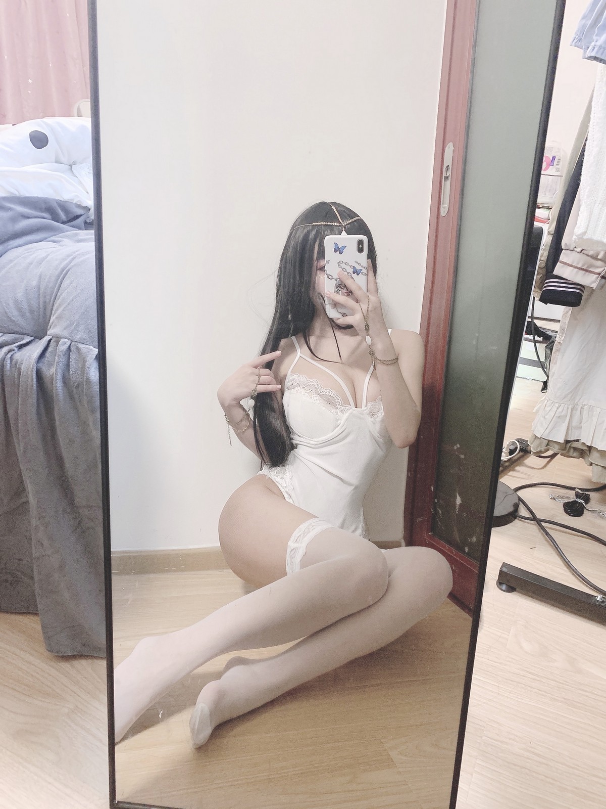 xgyw.top_白嫩美少女鬼畜瑶在不在白色埃及瑶主题私房性感白色蕾丝吊带配蕾丝袜诱惑写真45P
