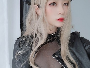 Coser大姐姐白银皮衣小恶魔主题私人黑色皮质外衣露薄透贴身衣秀蜜桃臀骚扰写真84P
