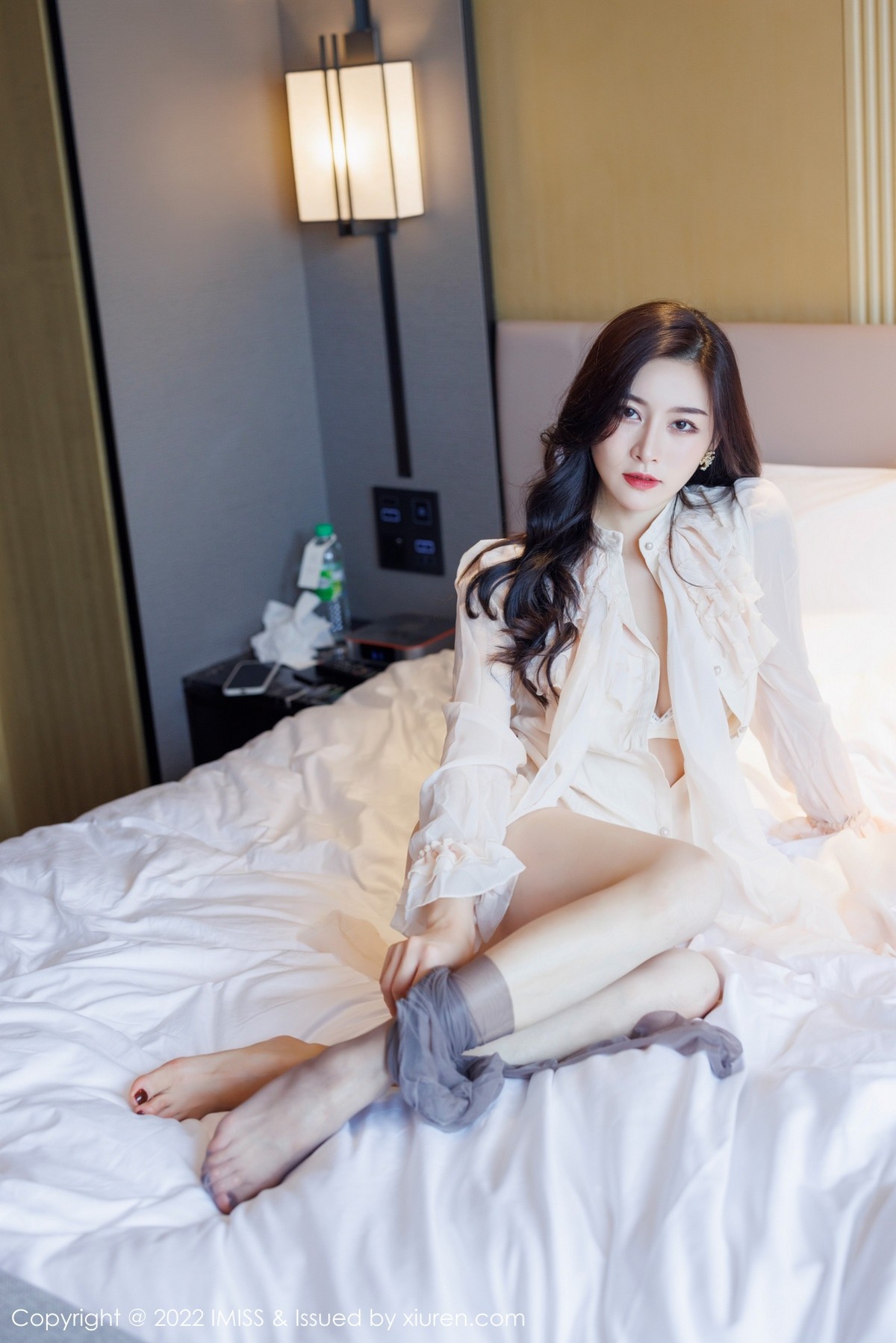 xgyw.top_[IMISS爱蜜社]Vol.664_气质美女Vanessa脱典雅白色服饰露蕾丝内衣原色丝袜诱惑写真71P