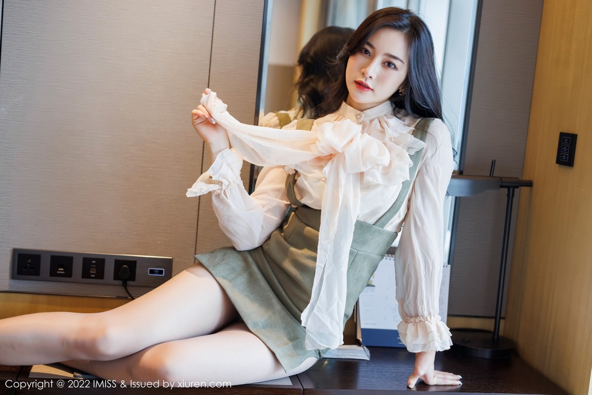 xgyw.top_[IMISS爱蜜社]Vol.664_气质美女Vanessa脱典雅白色服饰露蕾丝内衣原色丝袜诱惑写真71P