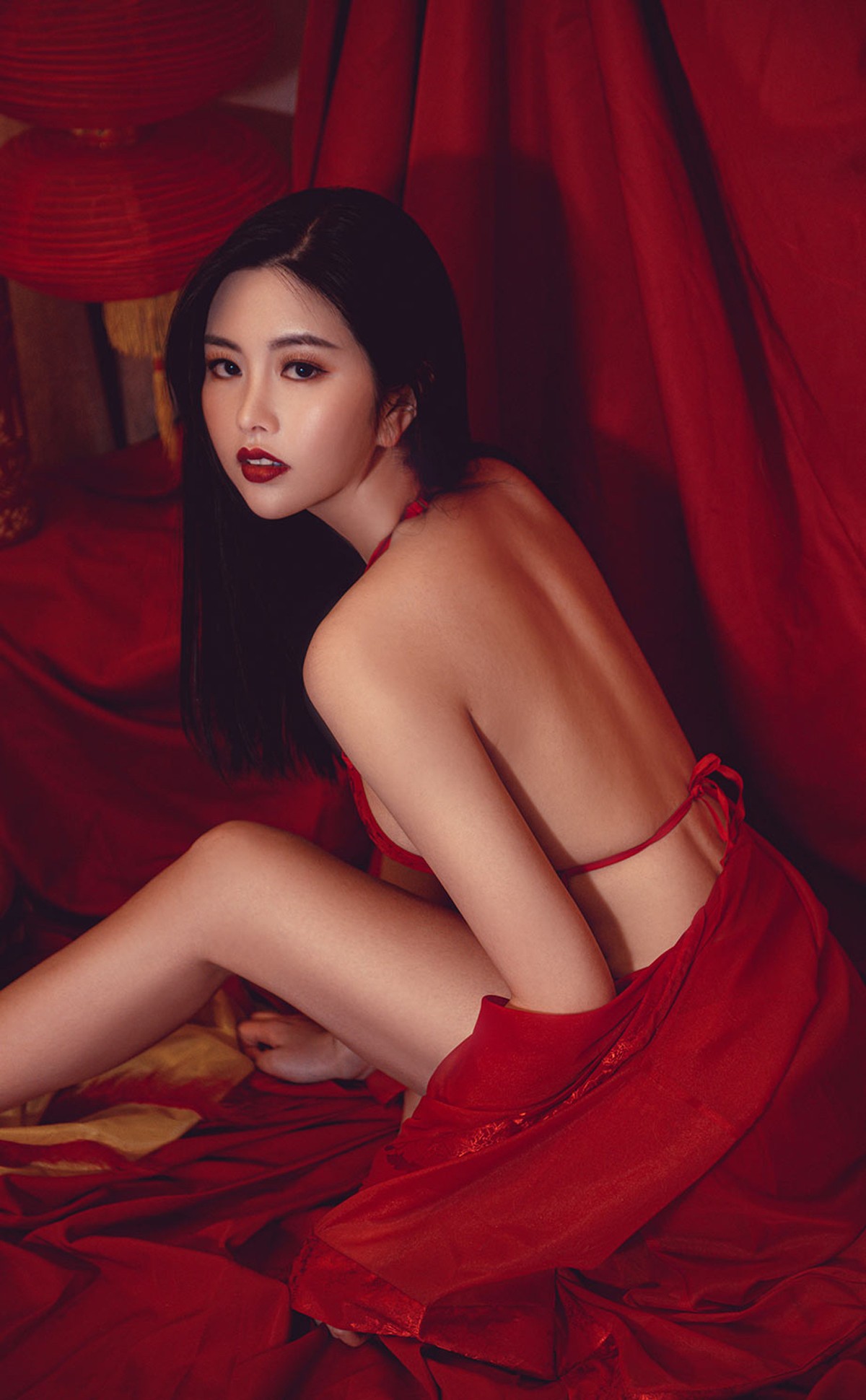 xgyw.top_[Ugirls爱尤物]No.2270_模特娜露私房古典喜庆服饰半脱露性感肚兜秀完美身材诱惑写真35P