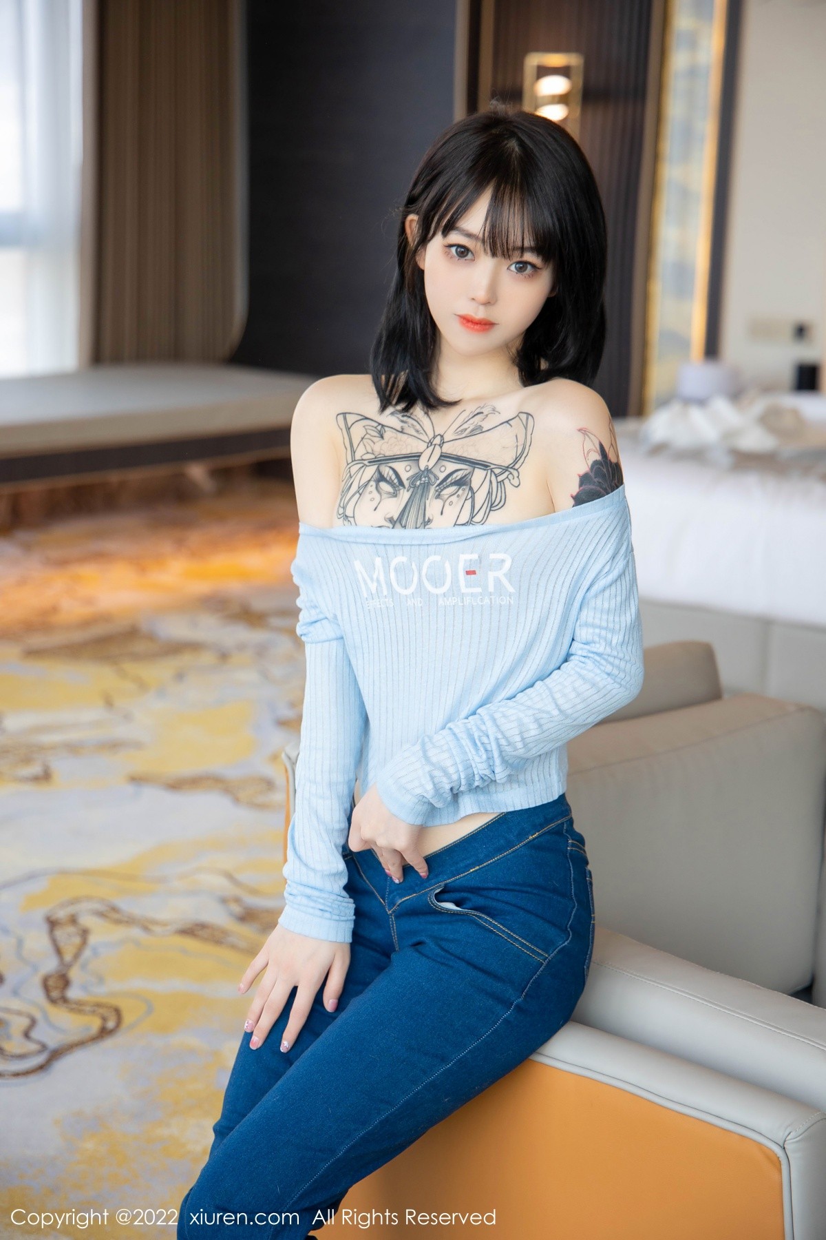 xgyw.top_XiuRen第4584期_模特奶瓶蓝色外套配牛仔裤私房半脱秀浑圆翘臀极致诱惑写真94P