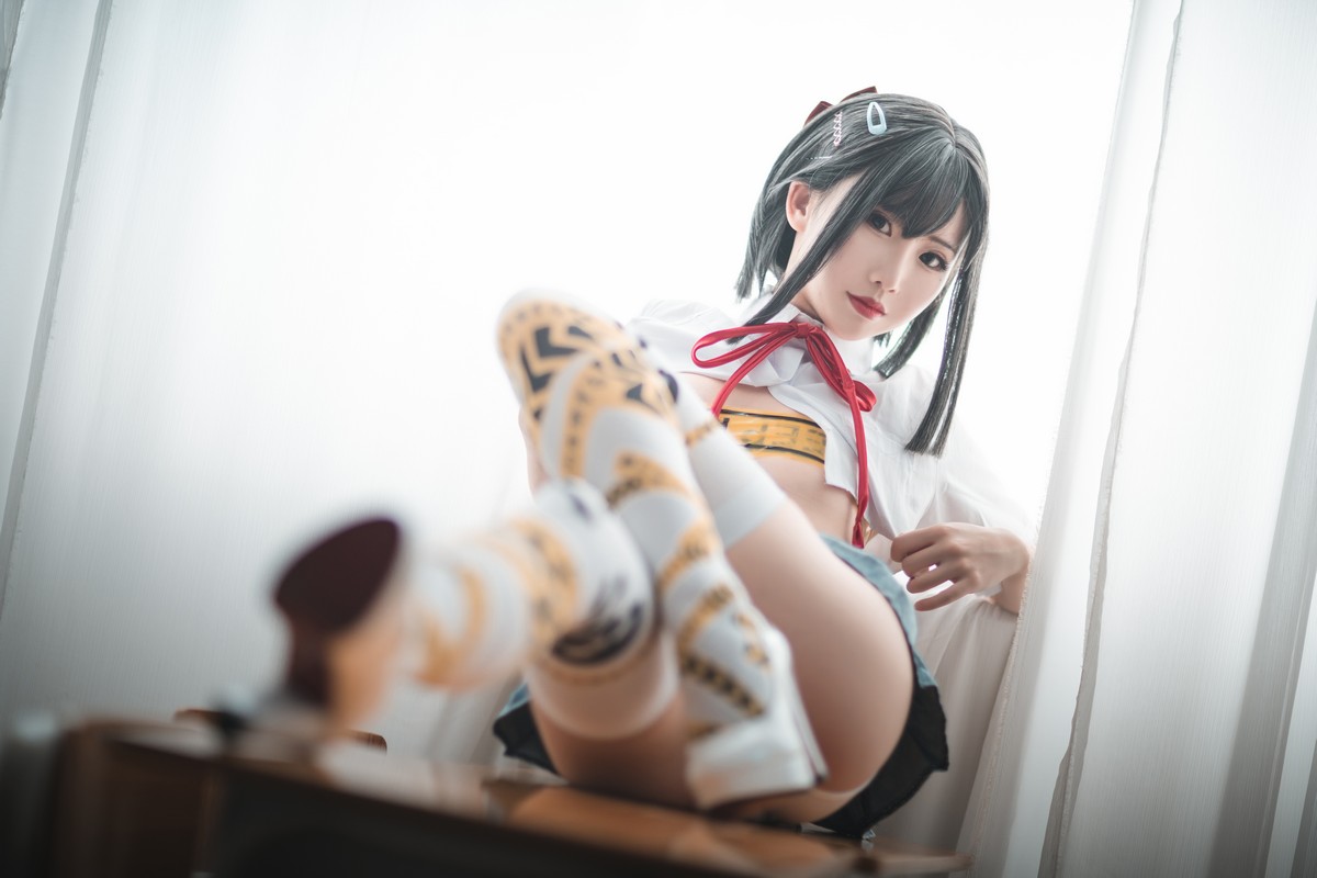 xgyw.top_可爱人气Coser面饼仙儿短校服胶带主题教室里性感超短服饰配白丝袜诱惑写真32P