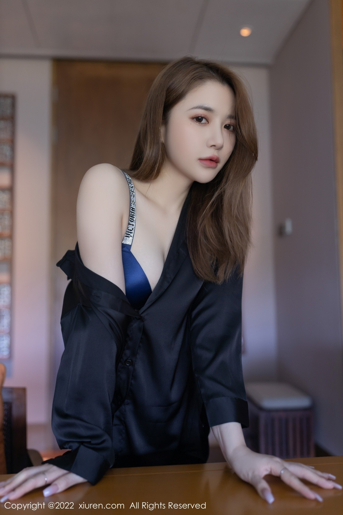 xgyw.top_XiuRen第4573期_模特鱼子酱Fish三亚旅拍性感黑色长T配黑丝吊袜极致魅惑写真75P