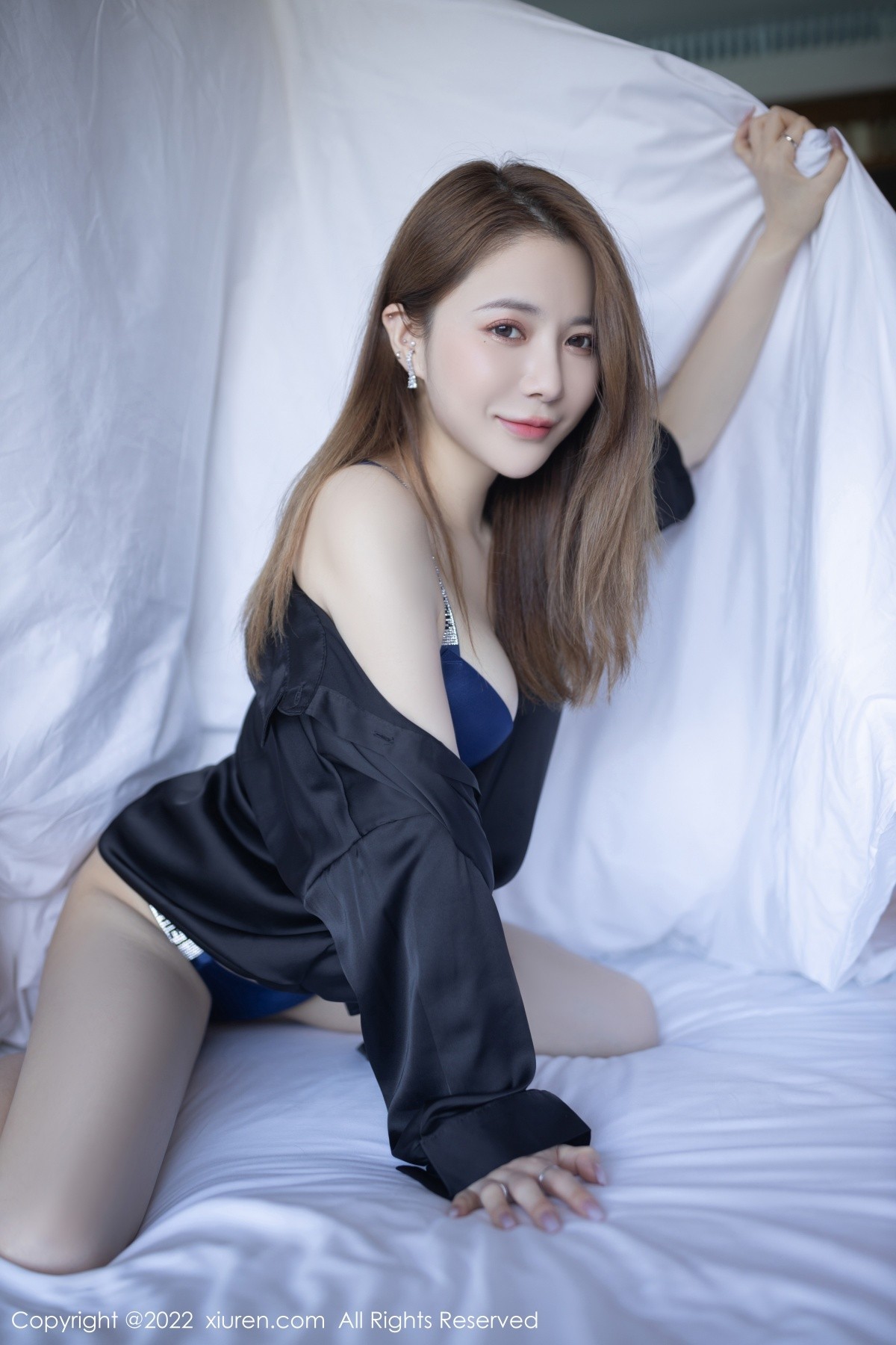 xgyw.top_XiuRen第4573期_模特鱼子酱Fish三亚旅拍性感黑色长T配黑丝吊袜极致魅惑写真75P