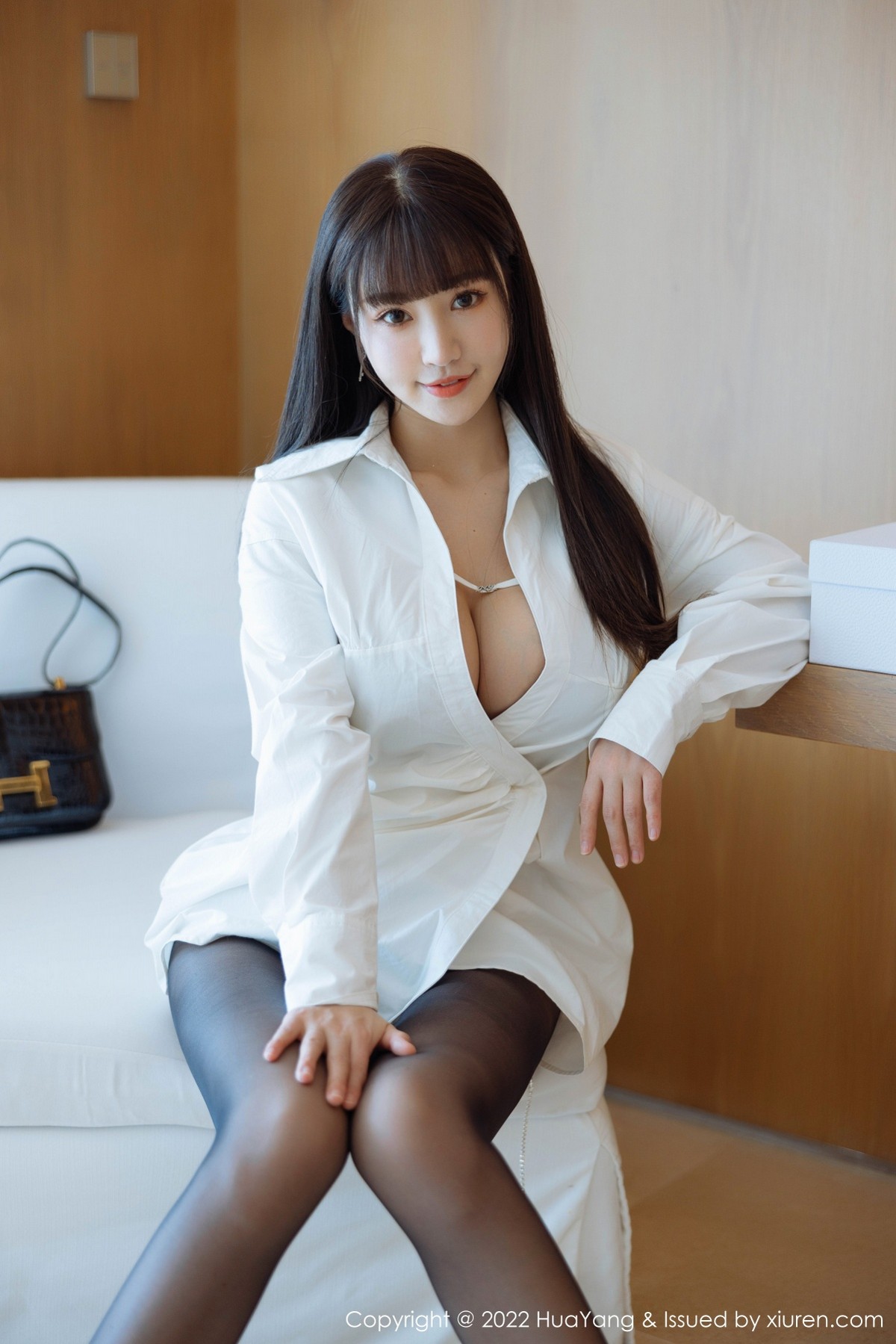 xgyw.top_[HuaYang花漾]Vol.484_女神朱可儿Flora三亚旅拍酒店性感内衣配黑丝秀豪乳翘臀诱惑写真42P
