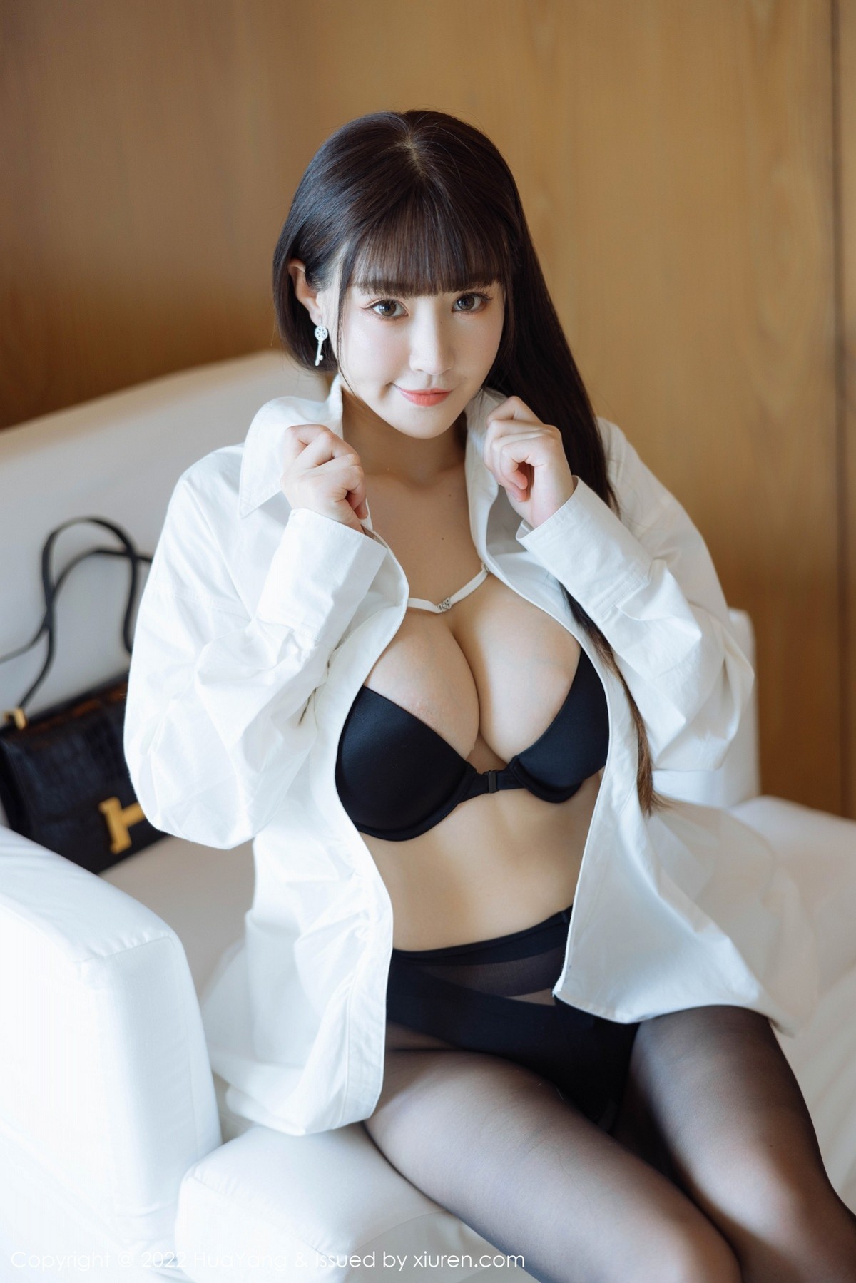xgyw.top_[HuaYang花漾]Vol.484_女神朱可儿Flora三亚旅拍酒店性感内衣配黑丝秀豪乳翘臀诱惑写真42P