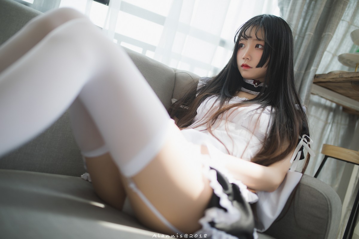 xgyw.top_清纯少女五更百鬼女仆主题私房床上性感女仆装配白丝吊袜秀翘臀美腿诱惑写真31P