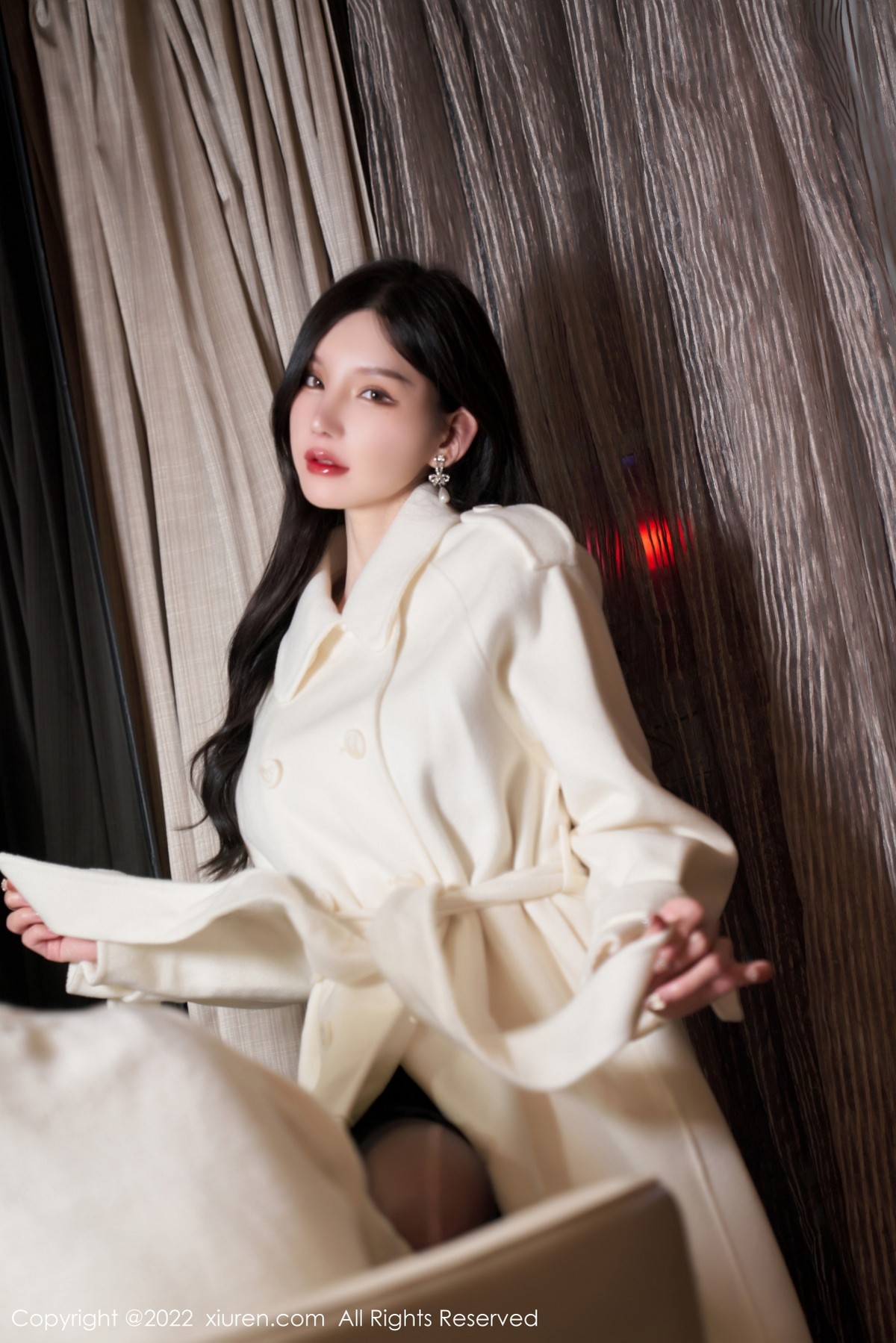 xgyw.top_XiuRen第4594期_女神周于希Sally三亚旅拍性感黑色吊裙配黑丝吊袜撩人诱惑写真70P