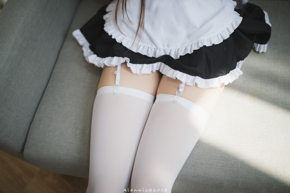 xgyw.top_清纯少女五更百鬼女仆主题私房床上性感女仆装配白丝吊袜秀翘臀美腿诱惑写真31P