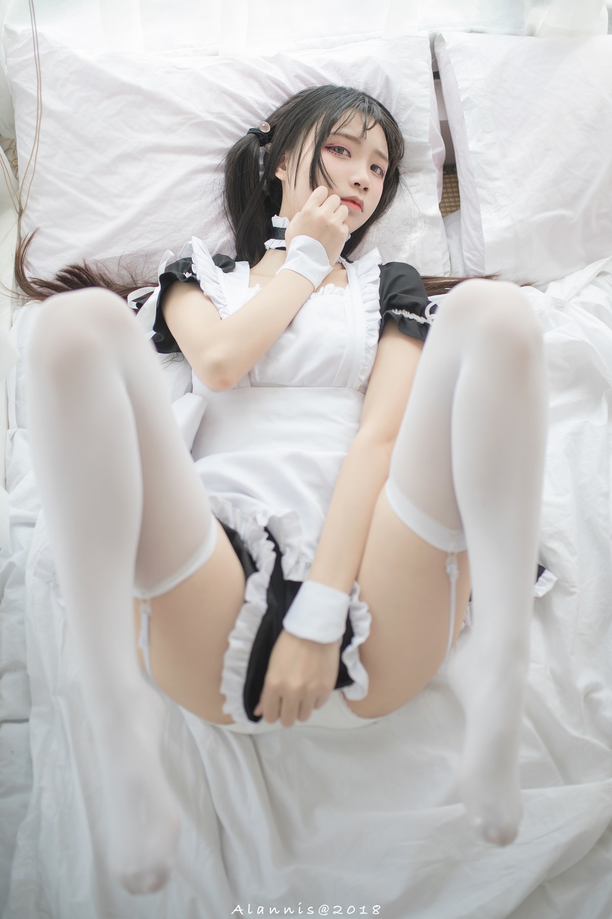 xgyw.top_清纯少女五更百鬼女仆主题私房床上性感女仆装配白丝吊袜秀翘臀美腿诱惑写真31P