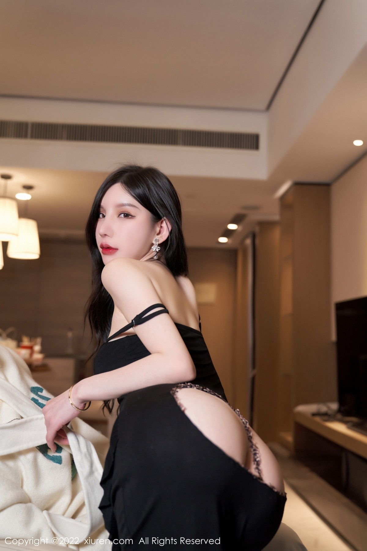 xgyw.top_XiuRen第4594期_女神周于希Sally三亚旅拍性感黑色吊裙配黑丝吊袜撩人诱惑写真70P