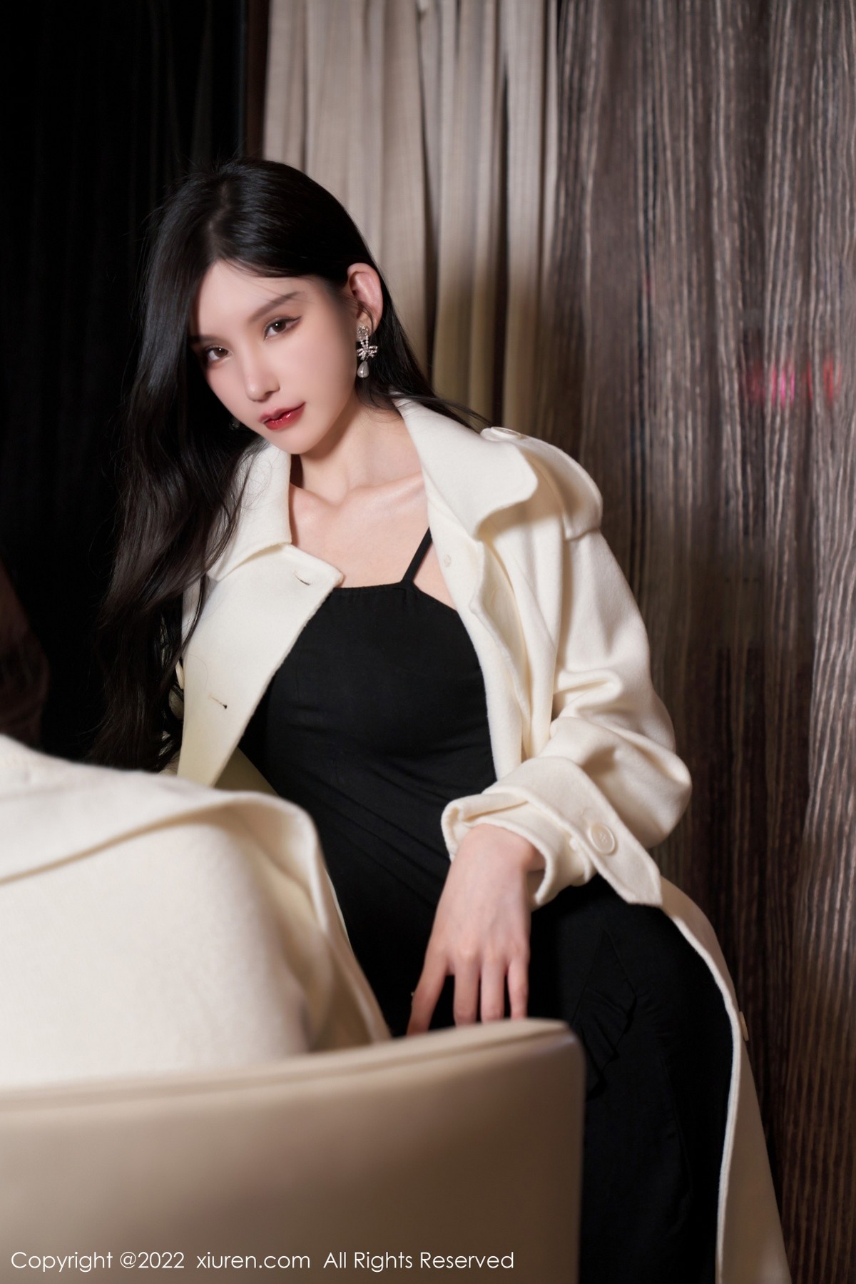 xgyw.top_XiuRen第4594期_女神周于希Sally三亚旅拍性感黑色吊裙配黑丝吊袜撩人诱惑写真70P