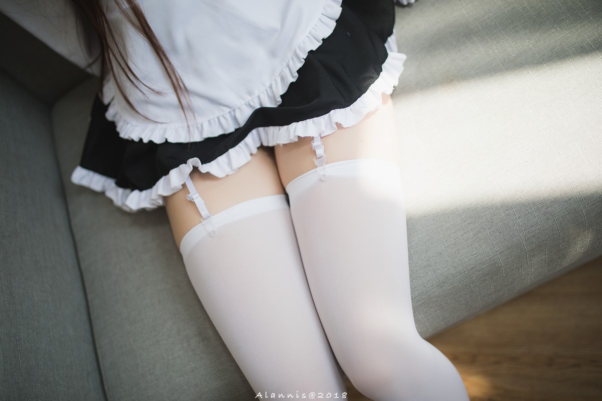 xgyw.top_清纯少女五更百鬼女仆主题私房床上性感女仆装配白丝吊袜秀翘臀美腿诱惑写真31P
