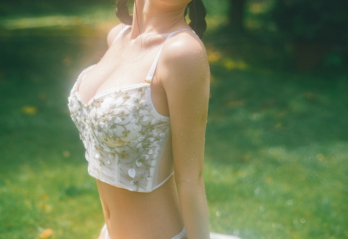 xgyw.top_性感尤物清水由乃湿水洛丽塔主题户外绿色草地上性感内衣湿身惹火诱惑写真61P