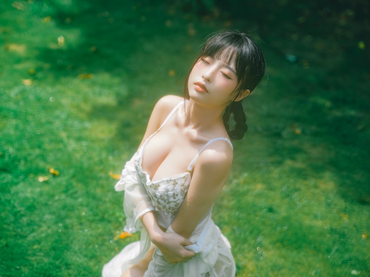 xgyw.top_性感尤物清水由乃湿水洛丽塔主题户外绿色草地上性感内衣湿身惹火诱惑写真61P