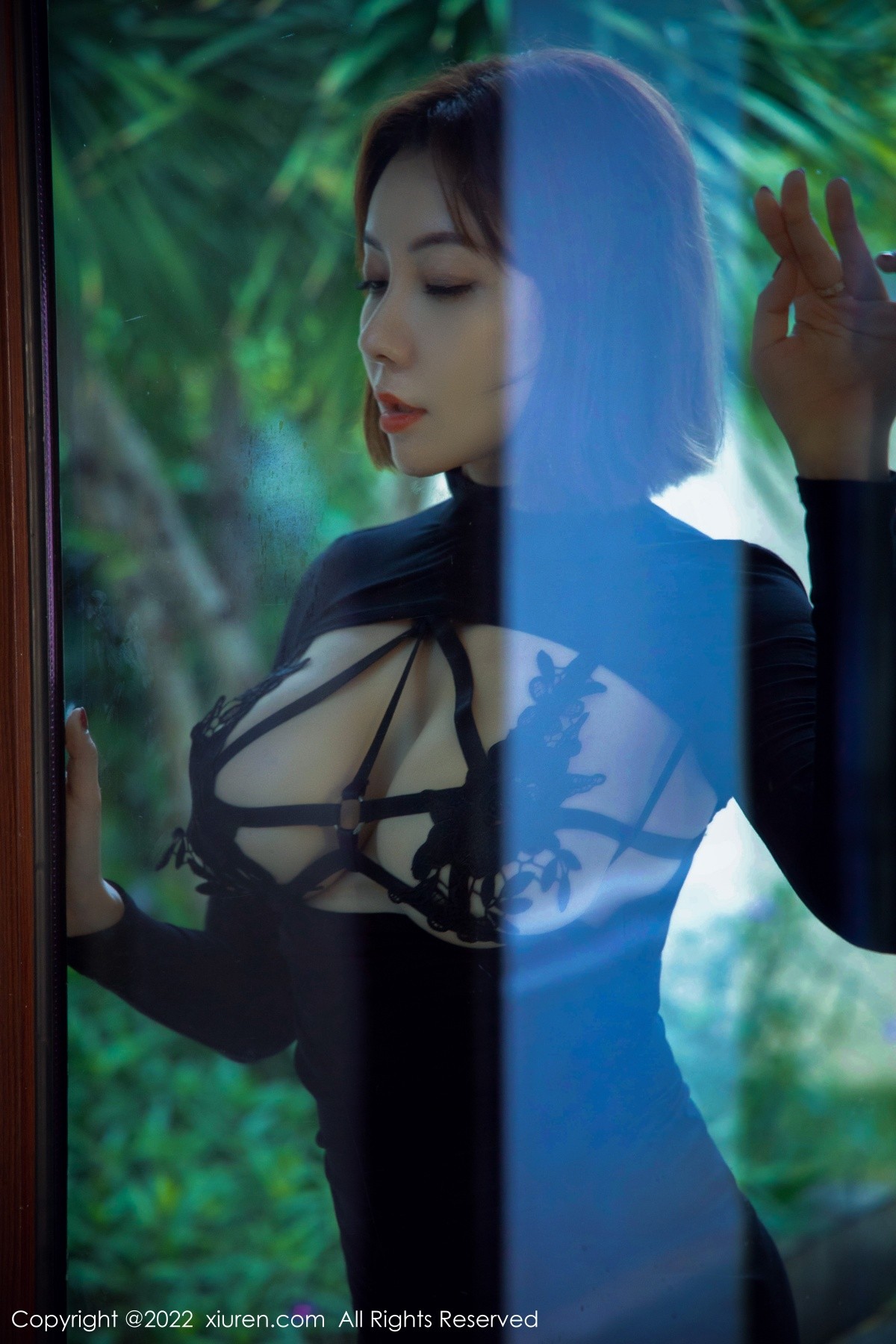 xgyw.top_XiuRen第4597期_御姐果儿Victoria三亚旅拍深色情趣长裙配蕾丝吊袜丰满诱惑写真72P