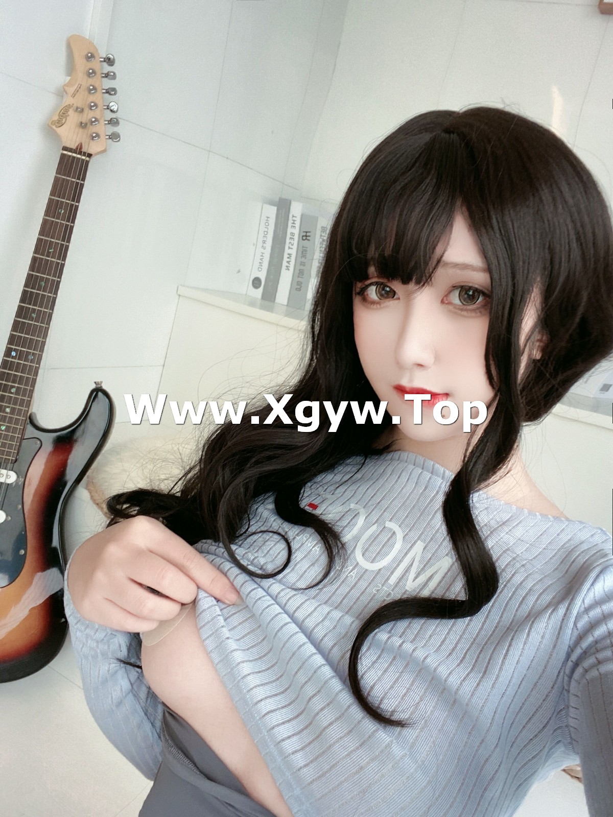 xgyw.top_动漫博主九曲Jean吉他妹妹主题私房性感针织毛衣半撩真空露豪乳半球诱惑写真40P