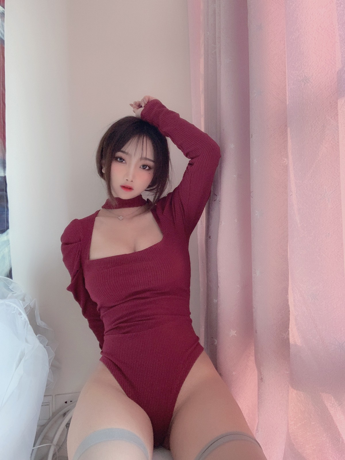 xgyw.top_白嫩美少女鬼畜瑶在不在红色毛衣主题私房低胸高叉连体毛衣秀浑圆翘臀诱惑写真50P