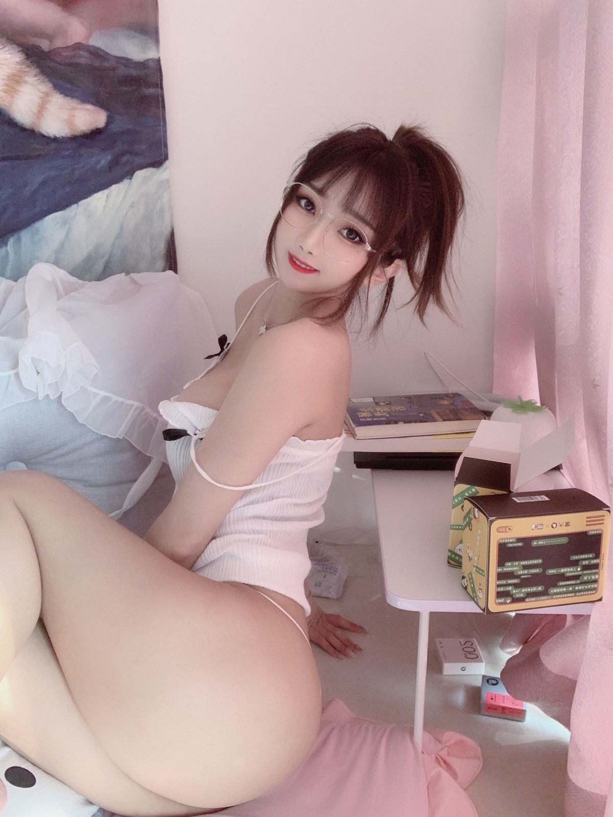 xgyw.top_白嫩美少女鬼畜瑶在不在黄昏主题私房床上性感白色吊带内衣秀丰满身材诱惑写真50P