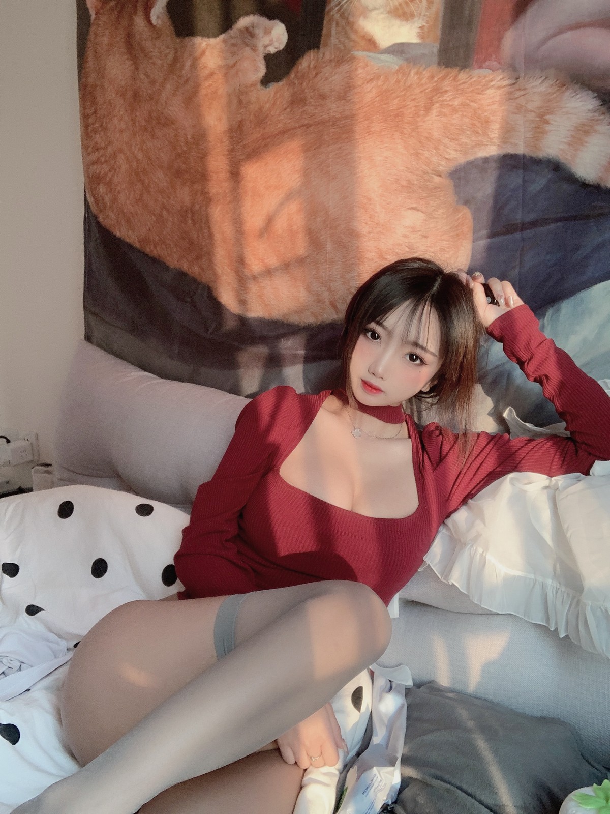 xgyw.top_白嫩美少女鬼畜瑶在不在红色毛衣主题私房低胸高叉连体毛衣秀浑圆翘臀诱惑写真50P