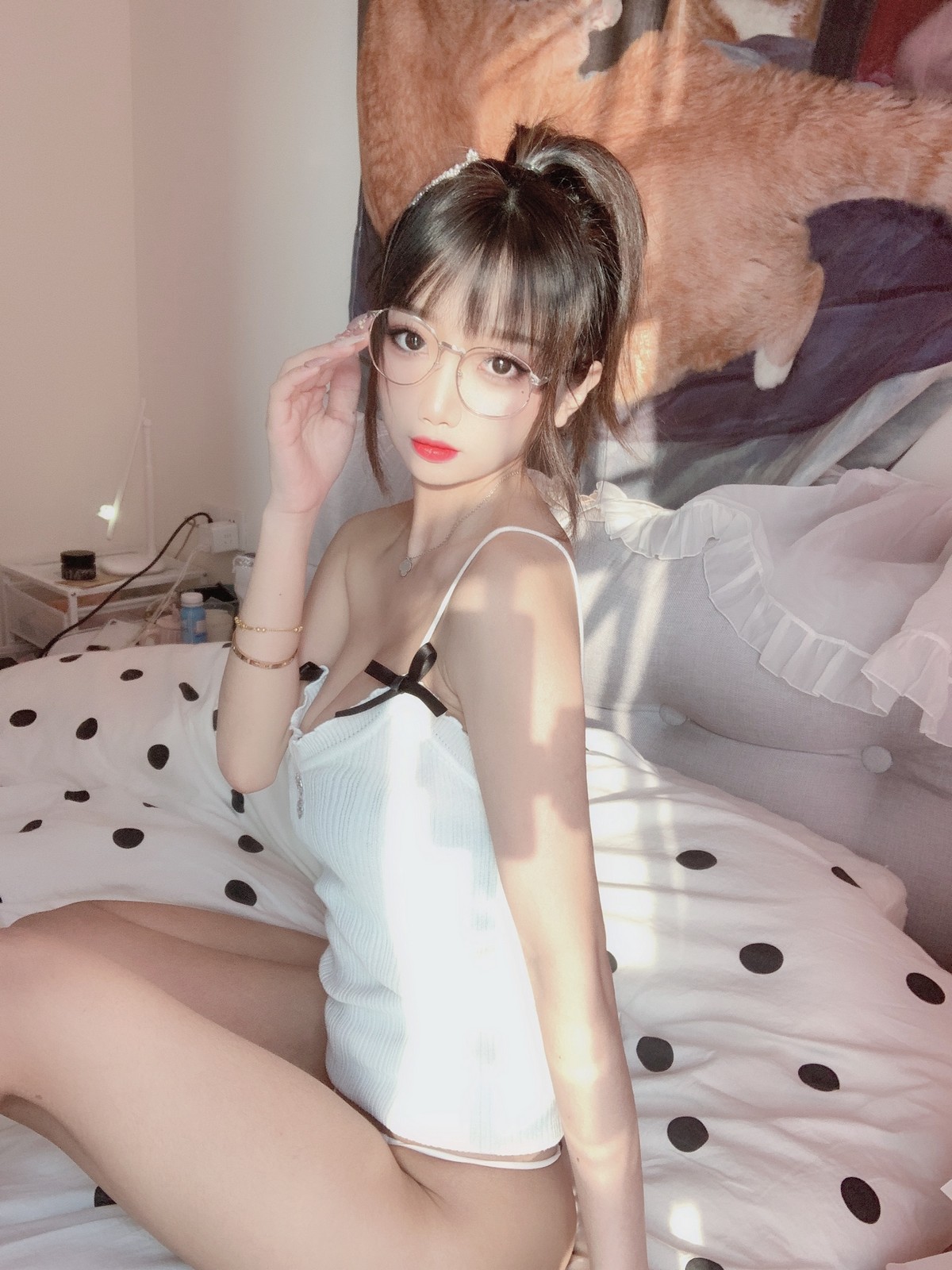 xgyw.top_白嫩美少女鬼畜瑶在不在黄昏主题私房床上性感白色吊带内衣秀丰满身材诱惑写真50P