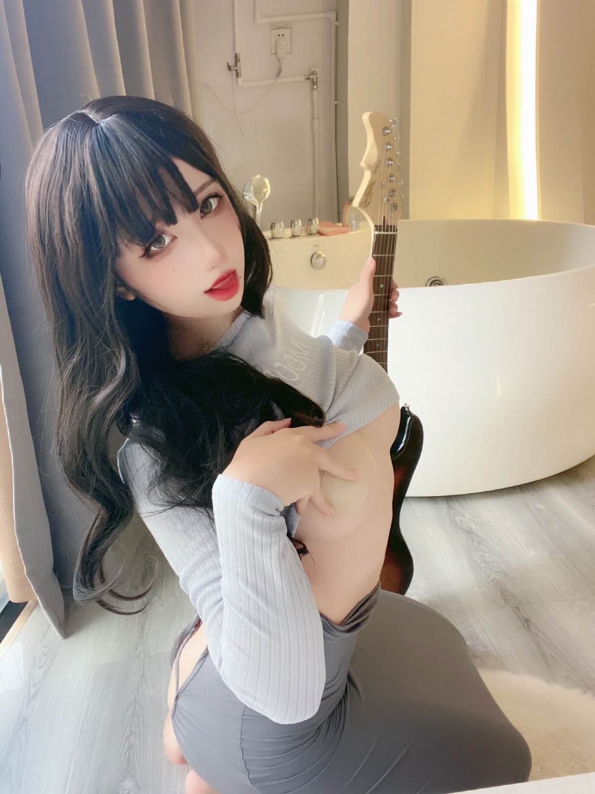 xgyw.top_动漫博主九曲Jean吉他妹妹主题私房性感针织毛衣半撩真空露豪乳半球诱惑写真40P